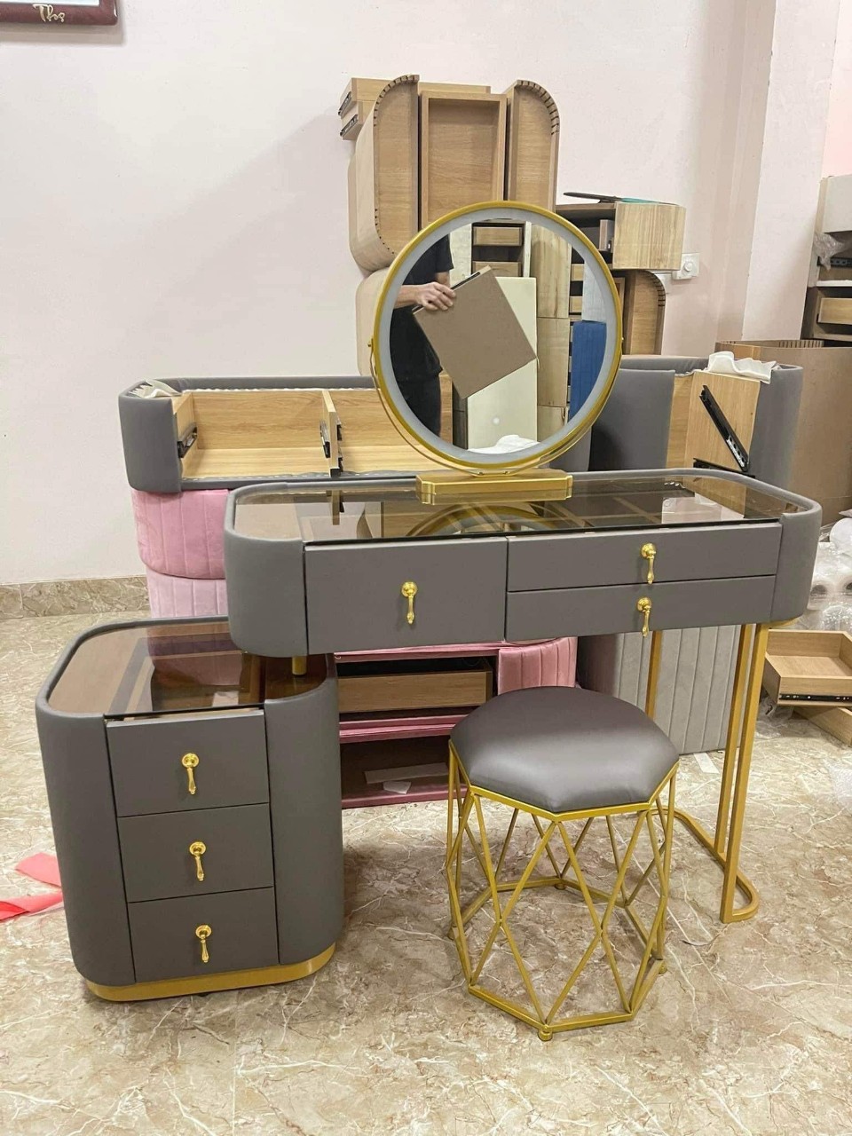 Mẫu bàn trang điểm mới 2023